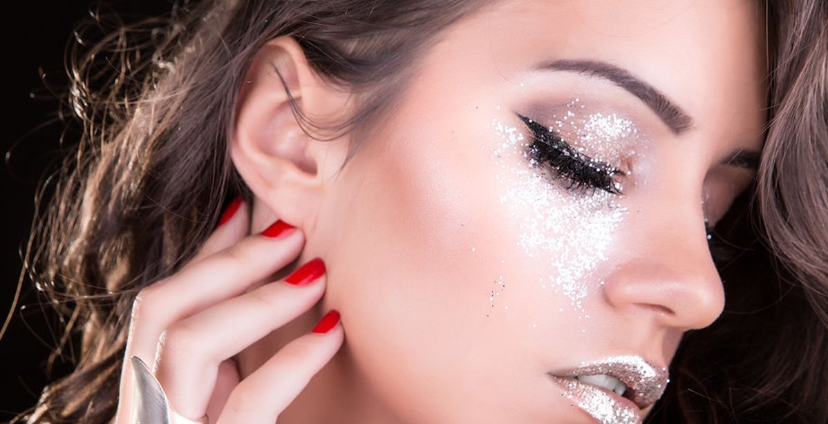 خطوات مكياج ناعم بالغليتر
