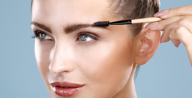 خلطات لتكثيف وتنظيف الحواجب