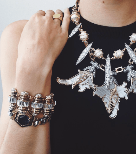 ارتدي هذا الموسم العقد الكبير مع الاساور الكبيرة