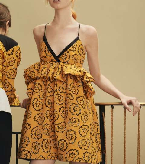 موضة الفستان المطبع القصير بالرباط الرفيع من مجموعة فيكتوريا بيكهام Resort 2016