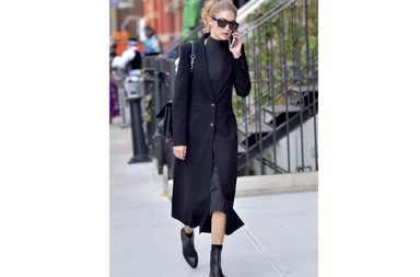 جيجي حديد تعتمد موضة المعطف بالقصة المستقيمة مع الفستان متوسط الطول