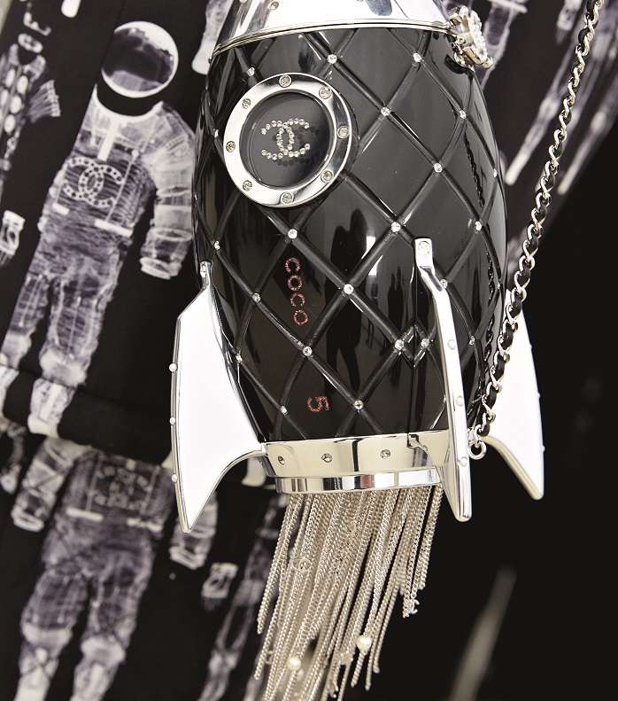 الكلاتش الابرز في هذه المجموعة باسلوب الصاروخ موضوع العرض من CHANEL لشتاء 2018