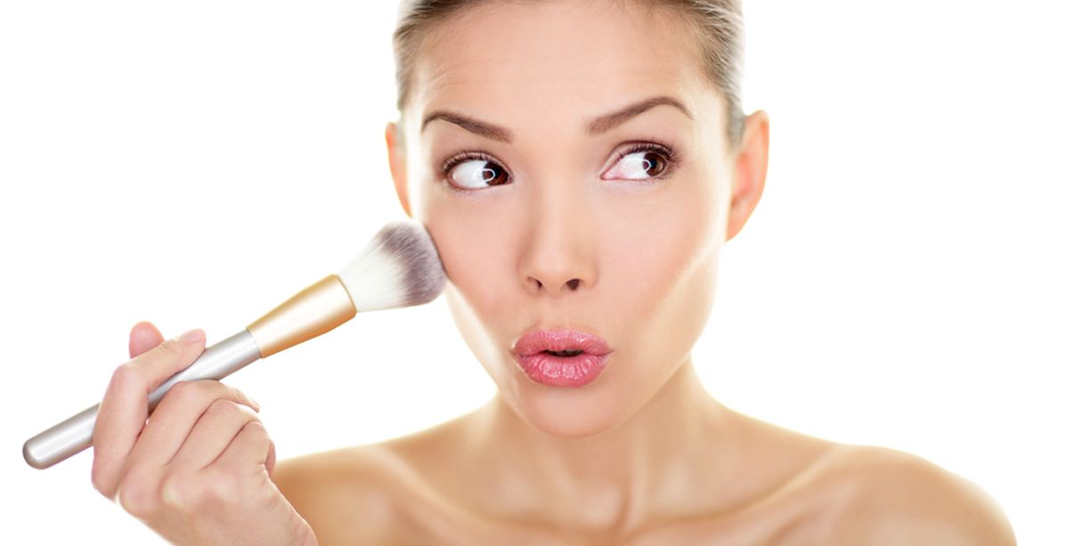 اخطاء مكياج اثناء تطبيق البلاش
