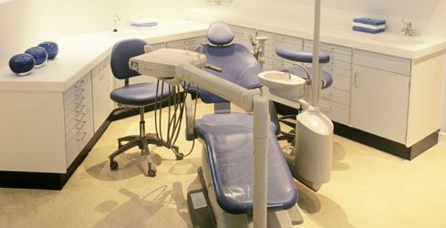 كيف تتأكدين من نظافة طبيب أسنانك؟