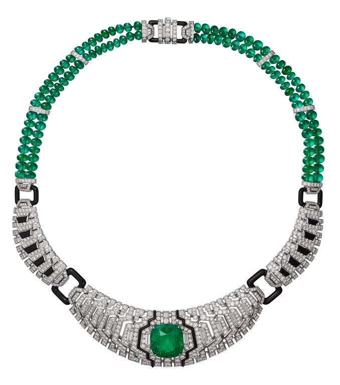 عقد أباريسيون مصنوع من البلاتين، حجر واحد من الزمرّد من مجموعة Cartier Magicien