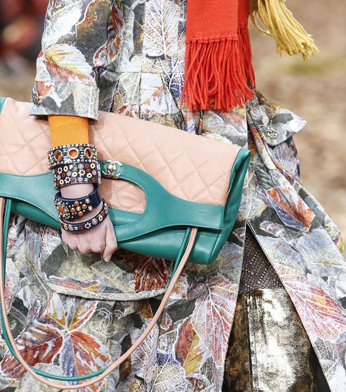 حقائب CHANEL المبطنة وباسلوب الكلاتش والـ Flap
