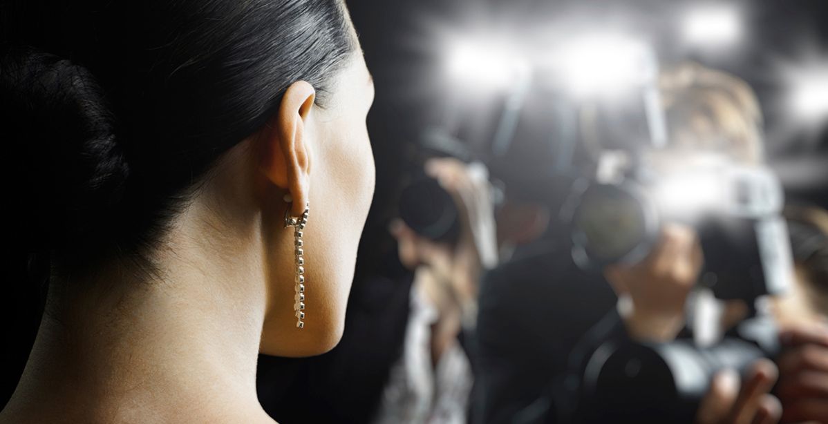 نجمة عربية وضعت المكياج لنفسها في احدث فيديو كليباتها... من هي؟