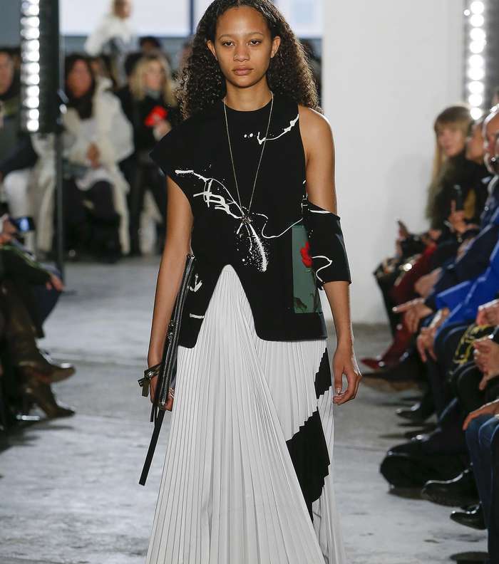التنورة المثنية متوسطة الطول مع التوب الجلدية باسلوب الجيليه من Proenza schouler لشتاء 2018