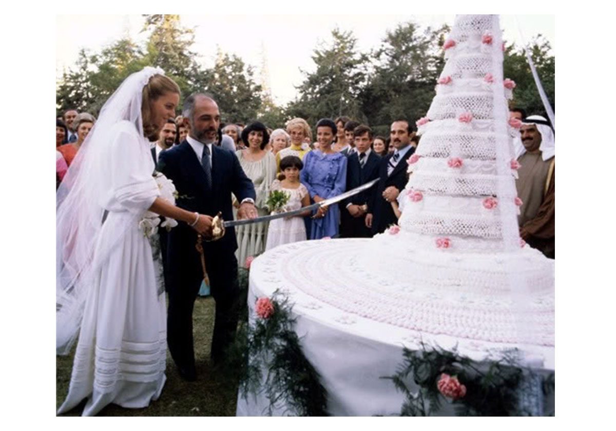 صور نادرة من زفاف الملكة نور... هكذا بدت بالفستان الأبيض والطرحة!