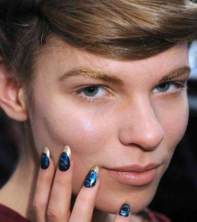 أظافر مستطيلة مع الـfrench manicure الملوّن 