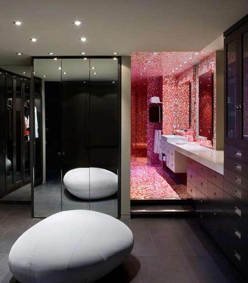 غرفة ملابس مزوّدة بالمرايا