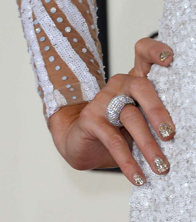 موضة الـ Glitter مع باريس هيلتون 