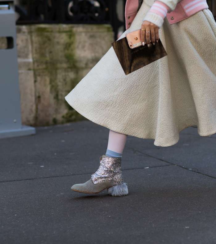 موضة التنورة الواسعة بقصة الـ A Line مع احذية الكاحل والجوارب من شوارع باريس