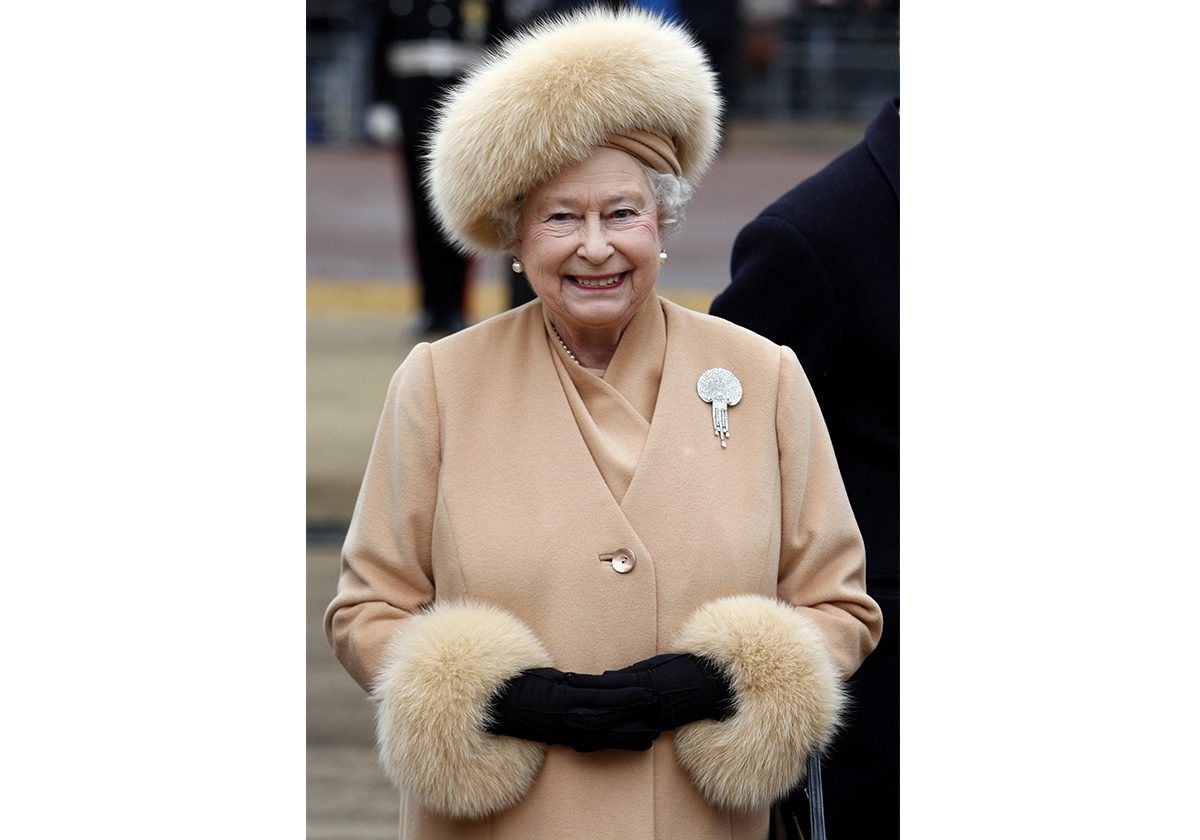 الملكة إليزابيث بالفرو المصنّع في العام 2019