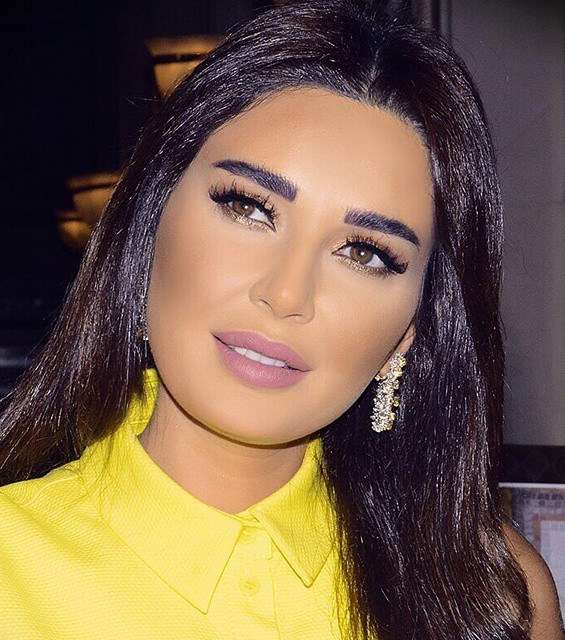 الأناقة: عنوانُ دائم لإطلالات شعر وماكياج سيرين