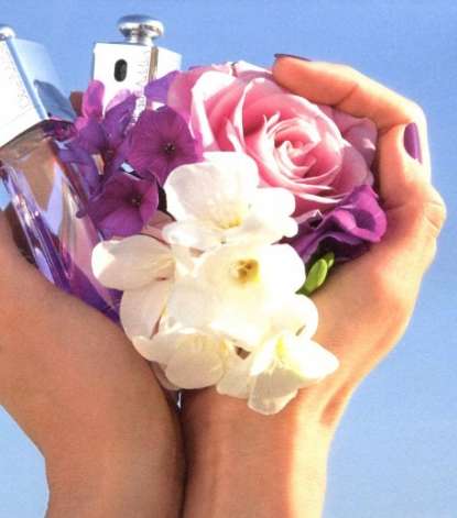 Dior Addict مناسب جداً لمناسباتك خلال النهار، فنفحات زهرة اليوسفي والورود والفانيليا تنضح بالأناقة الناضجة 