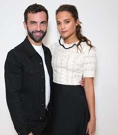 تعرفي على إطلالة Nicolas Ghesquiere، المدير الإبداعي لدار Louis Vuitton والنجمات المتألقات