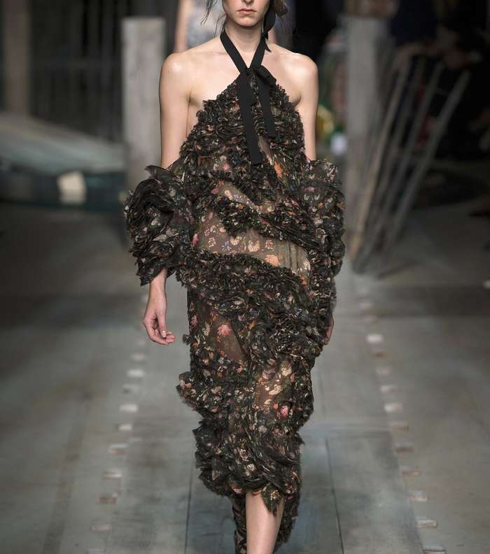 موضة الفستان المطبع بالورود وبالكشاكش من Erdem لصيف 2017