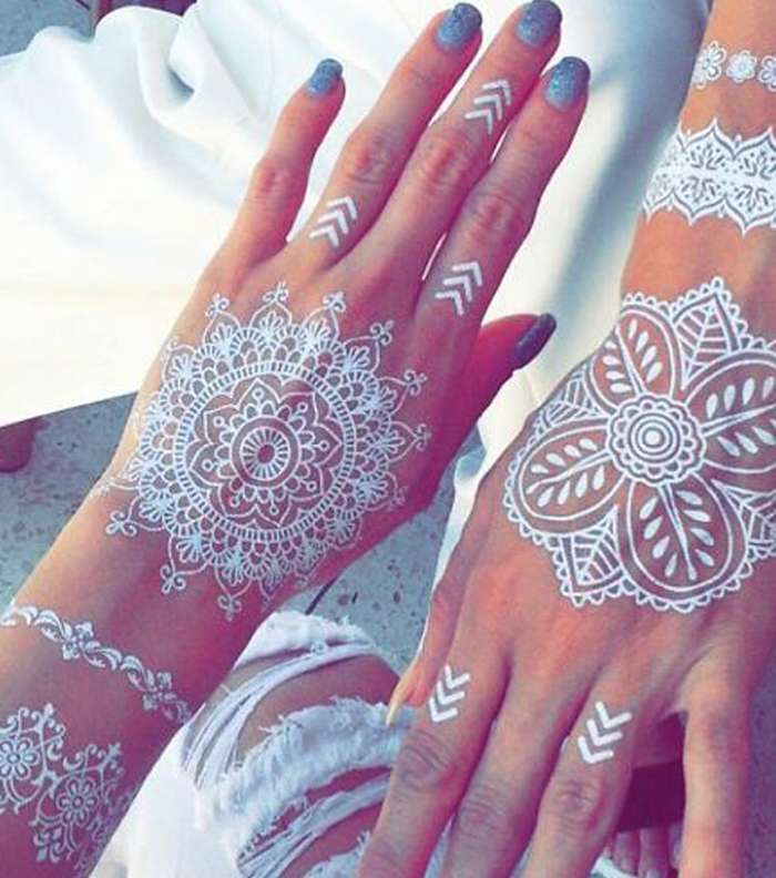 نقش حناء انستقرام مميز وباللون الأبيض