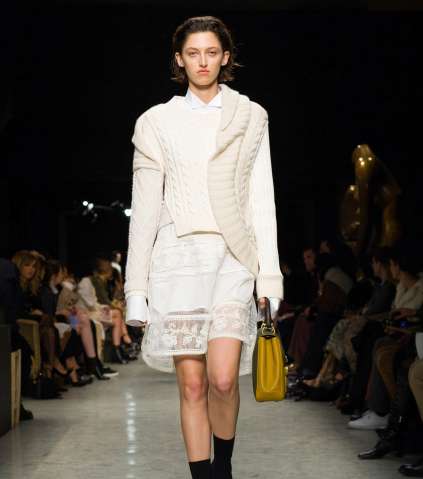 الفستان باسلوب القميص مع الكنزة الصوفية فوقه من Burberry لشتاء 2018