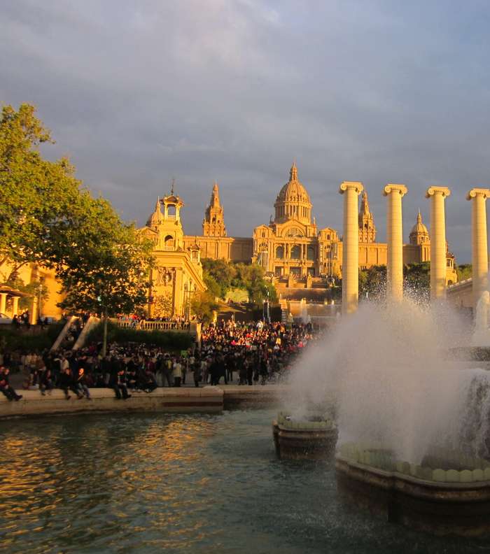 إستمتعي بمشاهدة نافورة السحر في برشلونة