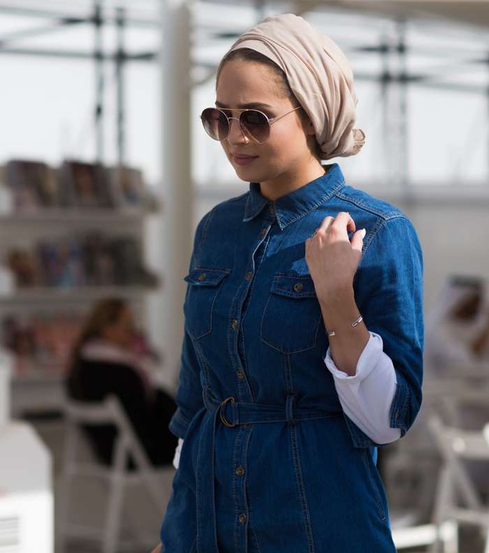 موضة فستان الدنيم  في شوارع دبي في اليوم الثاني  من فاشن فوروورد