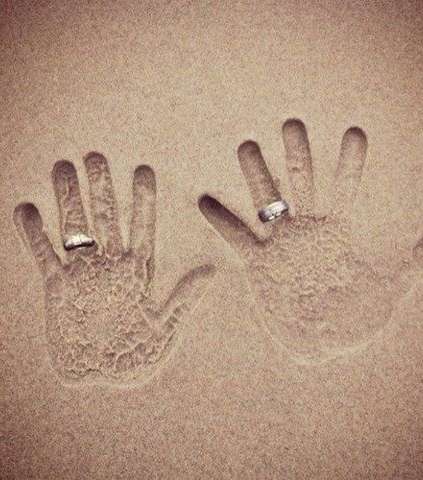 على شاطئ البحر، وبين الرمال، إطبعا يديكما، وضعب الخاتم في مكانه. 