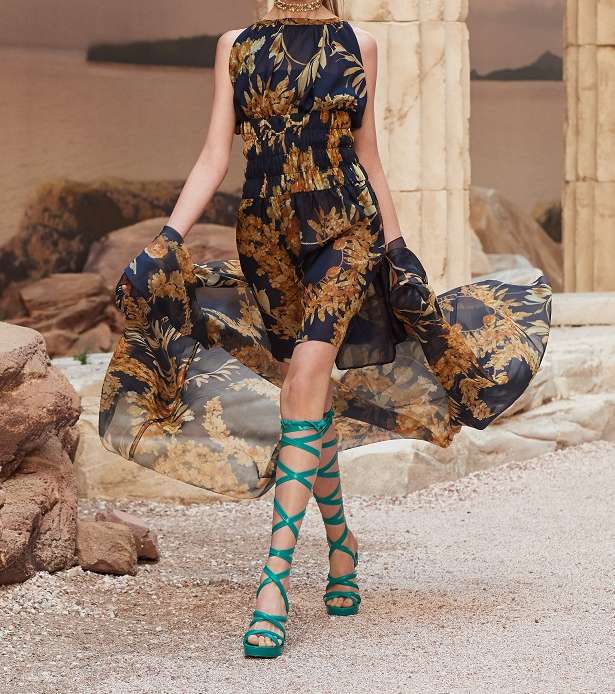 الفستان القصير المطبع مع قصة المشلح الطويلة على الظهر من CHANEL كروز 2018