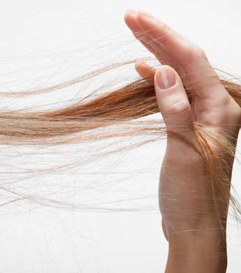 حلّ تساقط الشعر بين يديكِ