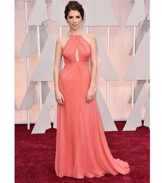 الفستان الطويل باللون الزهري