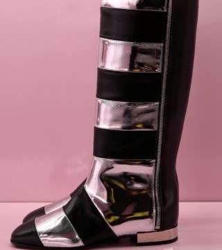 حذاء الكاحل المسطح المقلم والميتاليكي من Roger Vivier لشتاء 2018