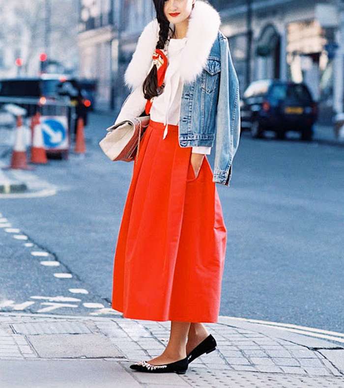 لاطلالة شتوية، ارتدي جاكيت الدنيم مع شال الفرو