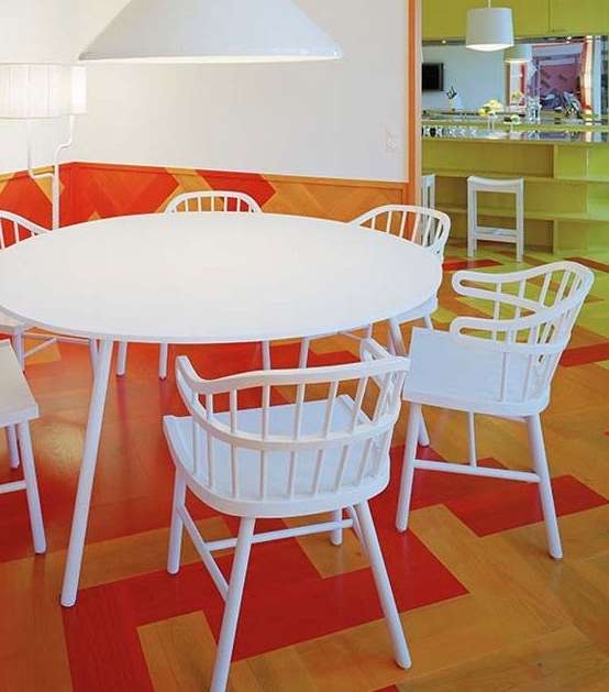 غرفة الطعام بالباركيه الأحمر والأصفر