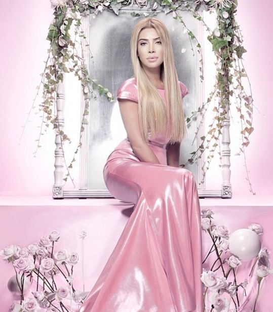 نوال الزغبي تختار فستانها الزهري بقصّة محتشمة على الصدر