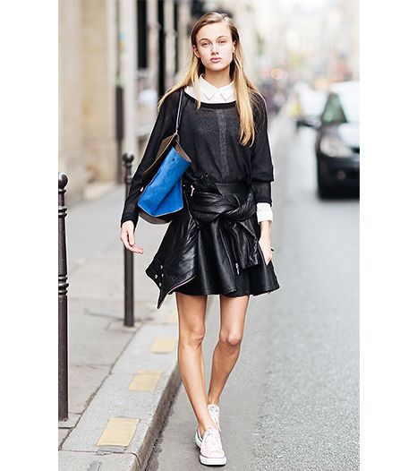 ارتدي القميص الأبيض تحت الكنزة مع تنورة الجلد