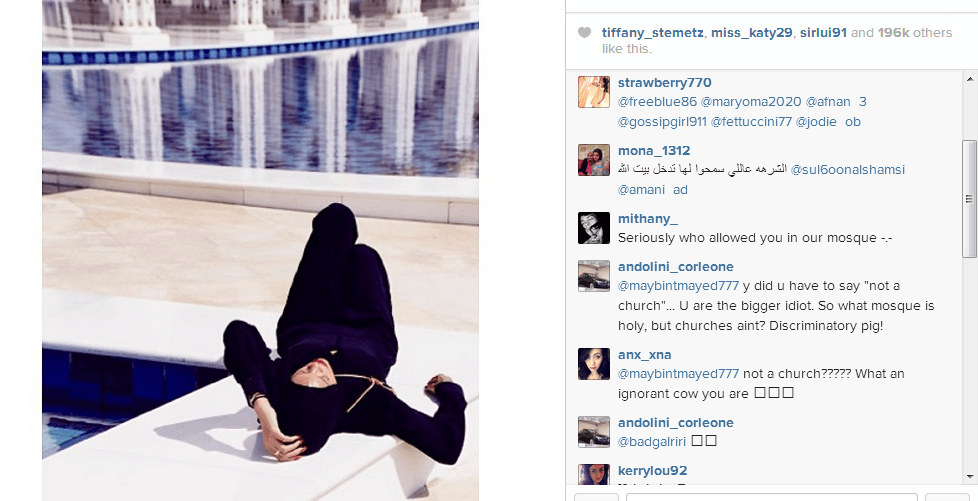 مركز مسجد الشيخ زايد طلب من ريهانا المغادرة بسبب الإساءة