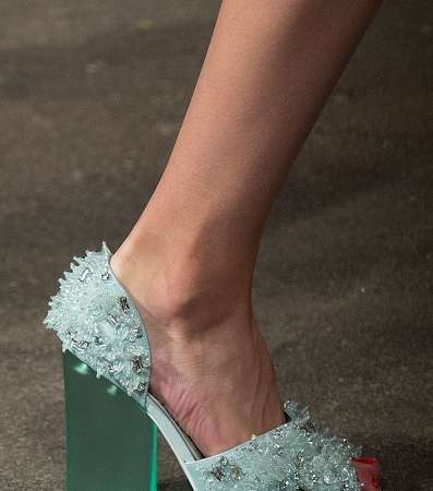 حذاء مميّز التصميم من مجموعة Christian Siriano لربيع 2015