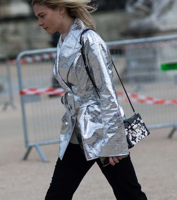 موضة السترة الميتاليكية باسلوب الترنش القصير من شوارع باريس في اليوم الثاني من اسبوع الموضة الباريسي