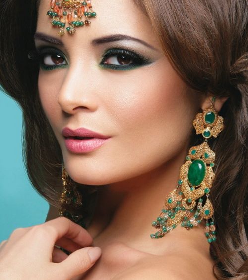 المكياج باللونين الأخضر والذهبي