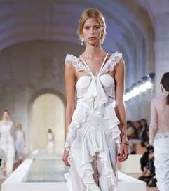 غيري إطلالتك مع مجموعة دار Balenciaga  الجديدة لصيف 2016