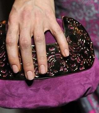 موضة الكلاتش باقية في ربيع 2012