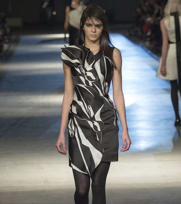 كينديل جينر تعرض أزياء Giles في أسبوع الموضة اللندني