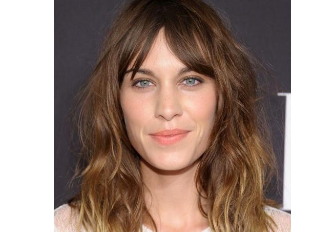 غرة قصير تغطي أطراف الجبين فقط