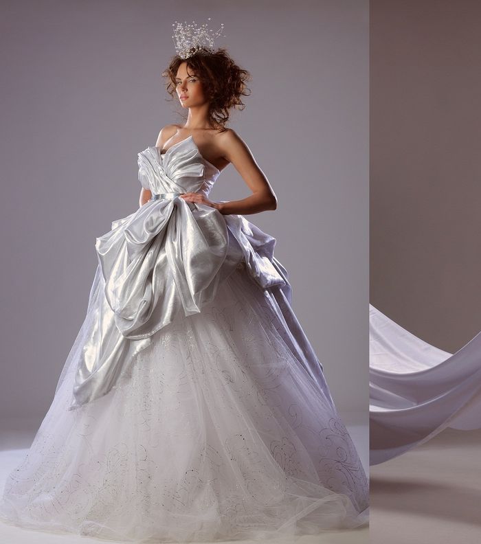 فساتين زفاف إبراهيم الشريف بين التنورة الواسعة والضيّقة