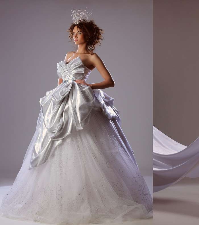 فساتين زفاف إبراهيم الشريف بين التنورة الواسعة والضيّقة