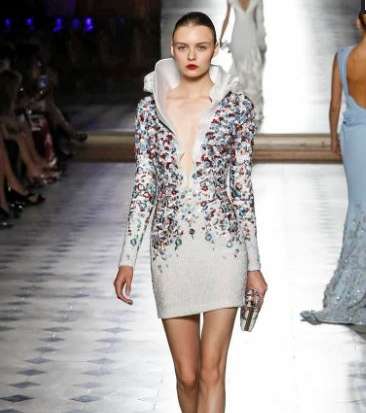 الفستان القصير المزين بالشك والاحجار الملونة مع ياقة من الكشاكش من طوني ورد لشتاء 2018