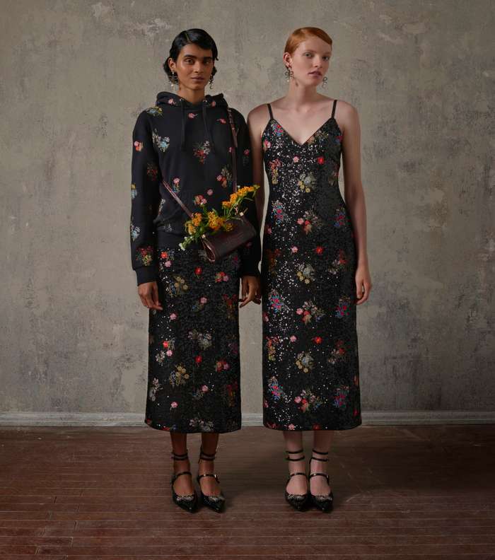 فستان الترتر المطبع بالازهار او التنورة السكيني بهذه النقشة مع كنزة الـ Hoodie من Erdem و H&M