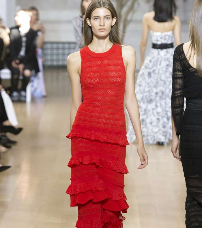 موضة الفستان بطبقات من الكشاكش من اوسكار دي لا رانتا لصيف 2017