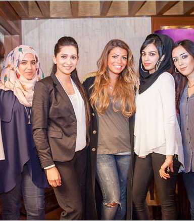 العنود بدر مع المتسابقات في House of Lux