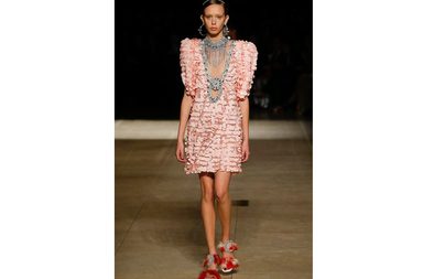 فستان الترتر القصير مع الياقة باسلوب العقد الكبير من Miu Miu لشتاء 2018